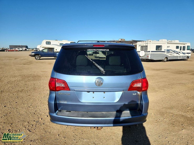 2011-volkswagen-routan-image-26