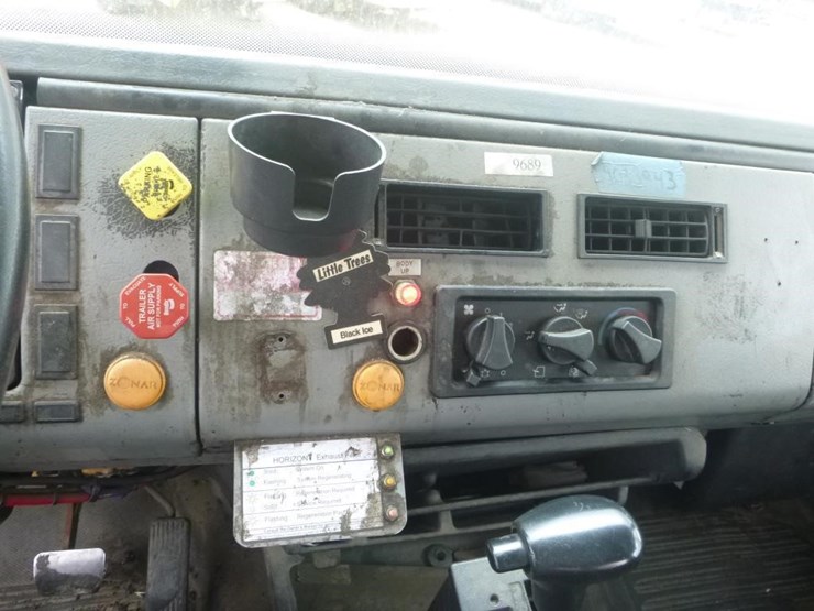 2004-freightliner-fl70-image-18