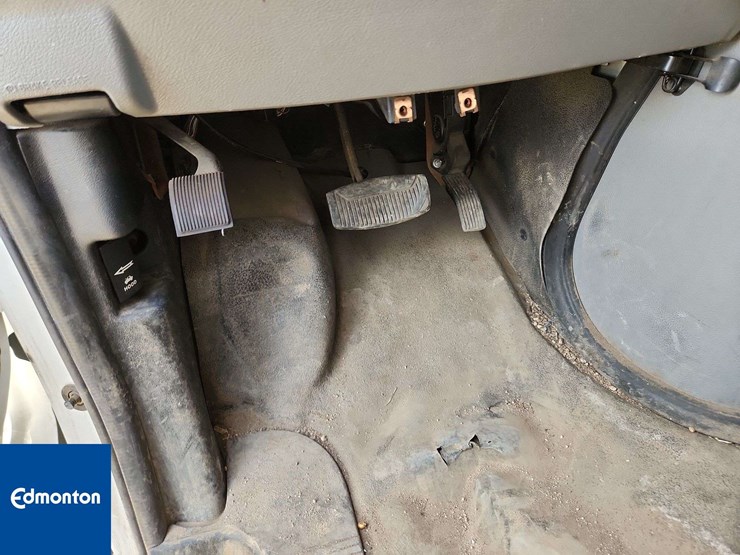 2012-ford-cargo-image-25