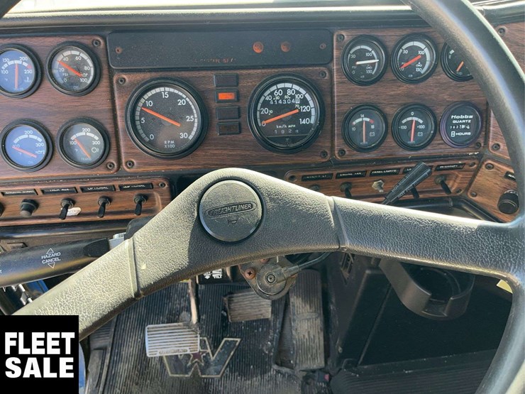 2002-freightliner-fld112-image-12