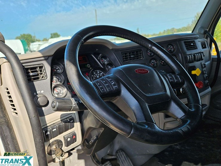 2019-peterbilt-579-image-17