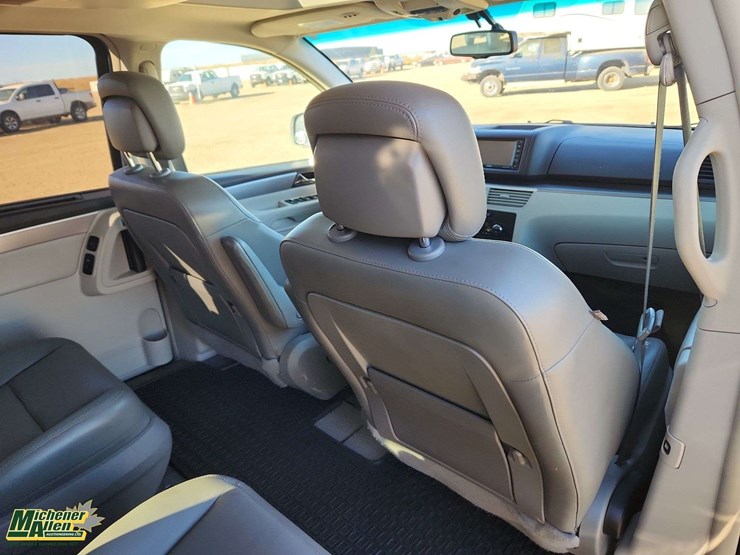 2011-volkswagen-routan-image-22