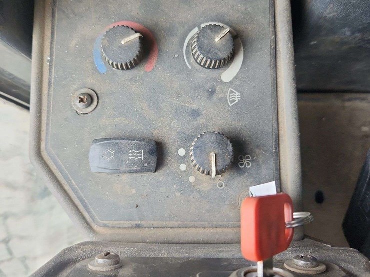 2006-deere-770d-image-23
