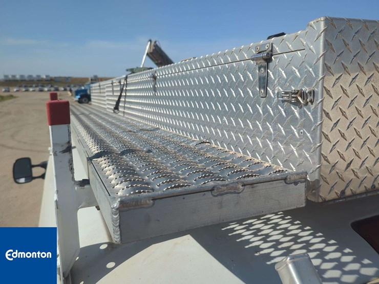 2012-ford-cargo-image-37