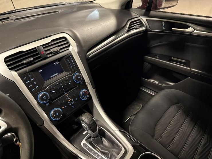 2016-ford-fusion-se-sdn-image-19