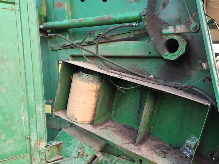 john-deere-335-image-12