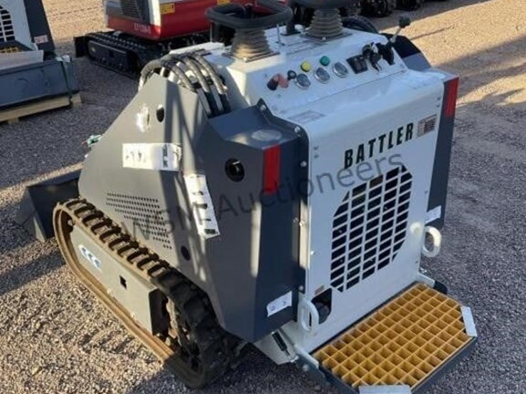 battler-st25m-6-stand-up-skid-steer-image-2