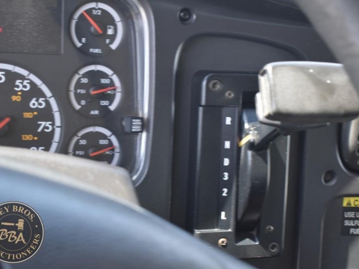 2009-freightliner-business-class-m2-106-image-18