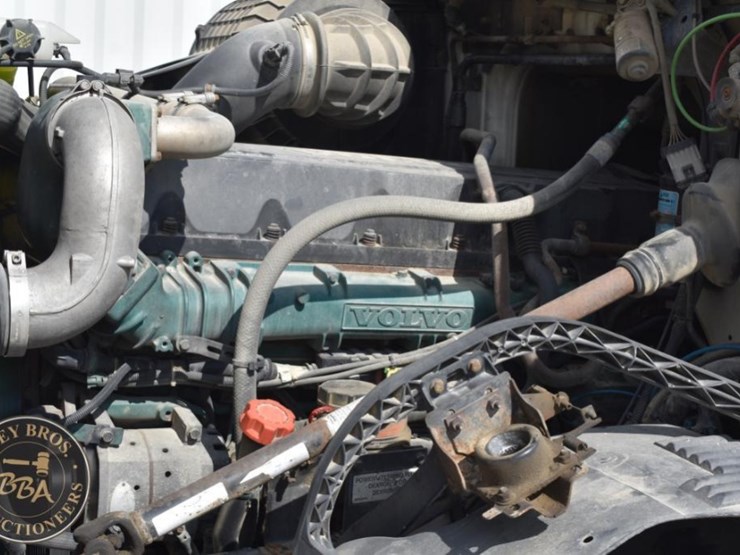 2009-volvo-vnl64t630-image-13