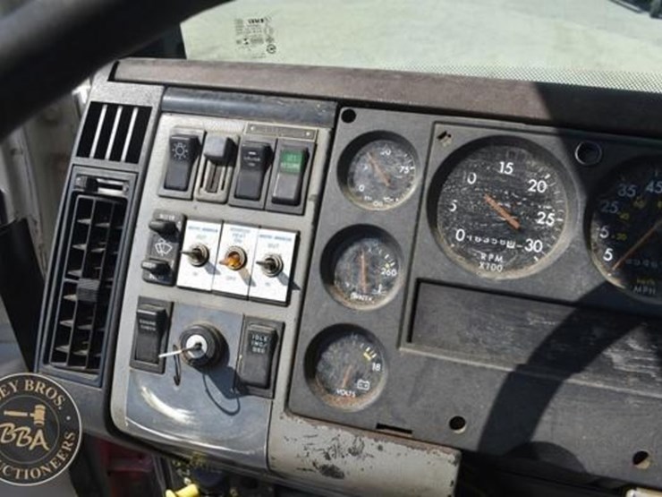 1999-freightliner-fl60-image-62