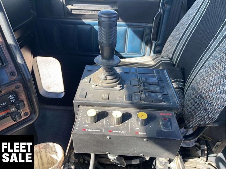 2001-freightliner-fld112-image-14
