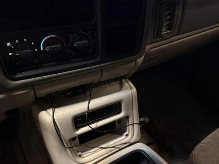 2001-chevrolet-tahoe-image-23