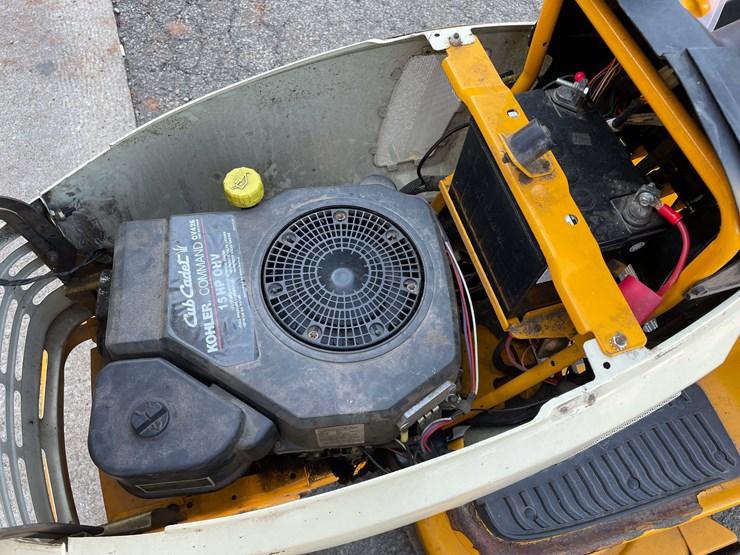 #3103-•-cub-cadet-riding-lawn-mower-(o3)-image-18