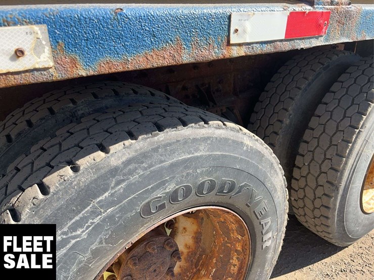 2002-freightliner-fld112-image-9