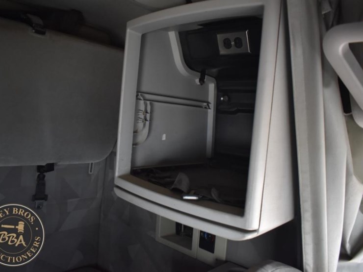 2009-volvo-vnl64t630-image-15