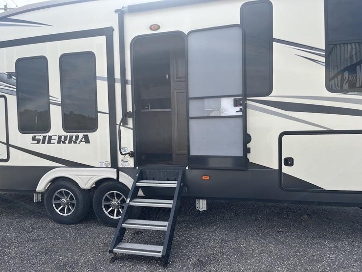 2017-sierra-5th-wheel-camper-image-9