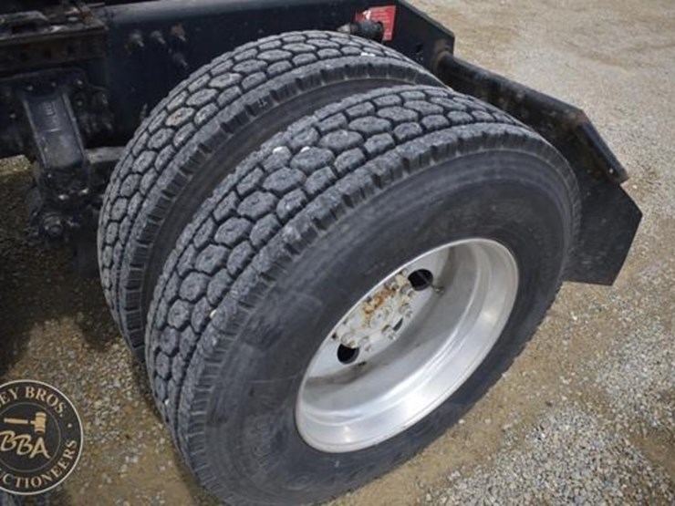 2014-volvo-vnl64t670-image-34