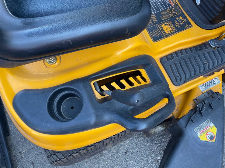 #3103-•-cub-cadet-riding-lawn-mower-(o3)-image-11