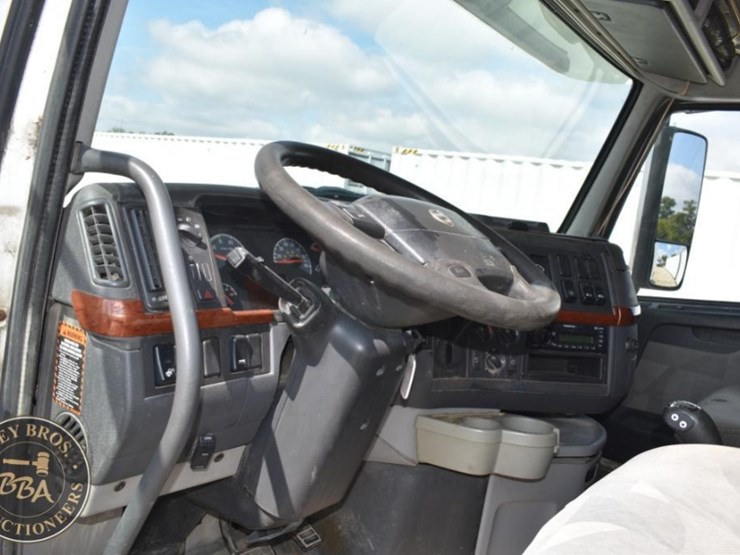 2009-volvo-vnl64t630-image-10
