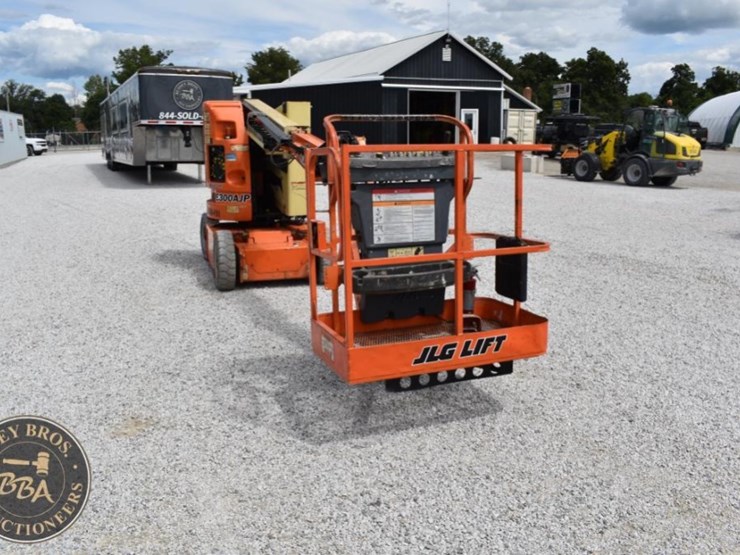 2013-jlg-e300ajp-image-38