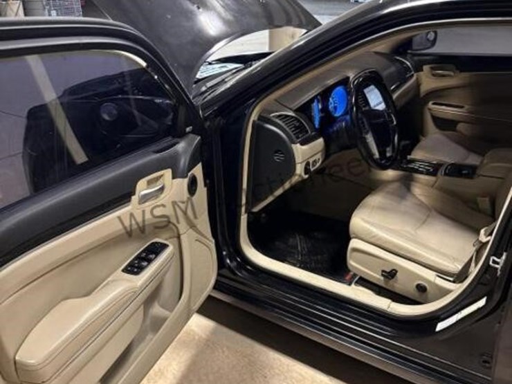 2011-chrysler-300-sdn-image-23
