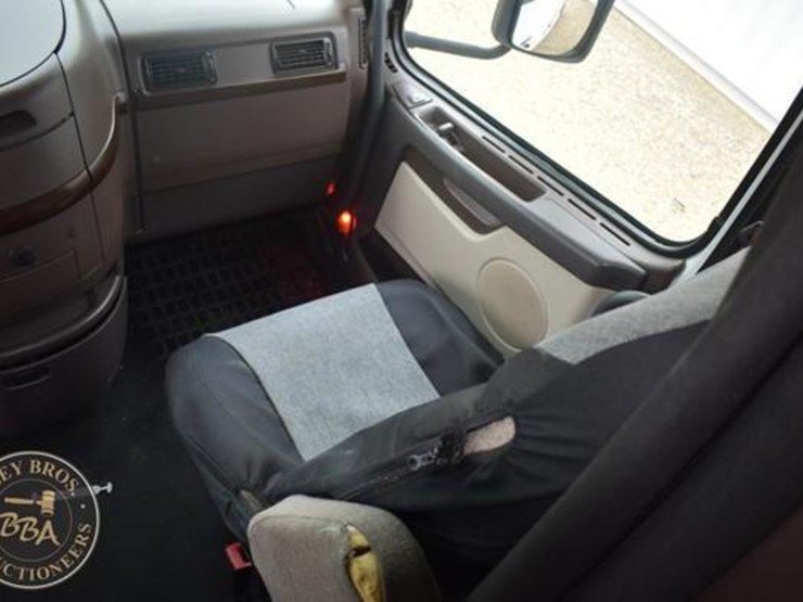2014-volvo-vnl64t670-image-58