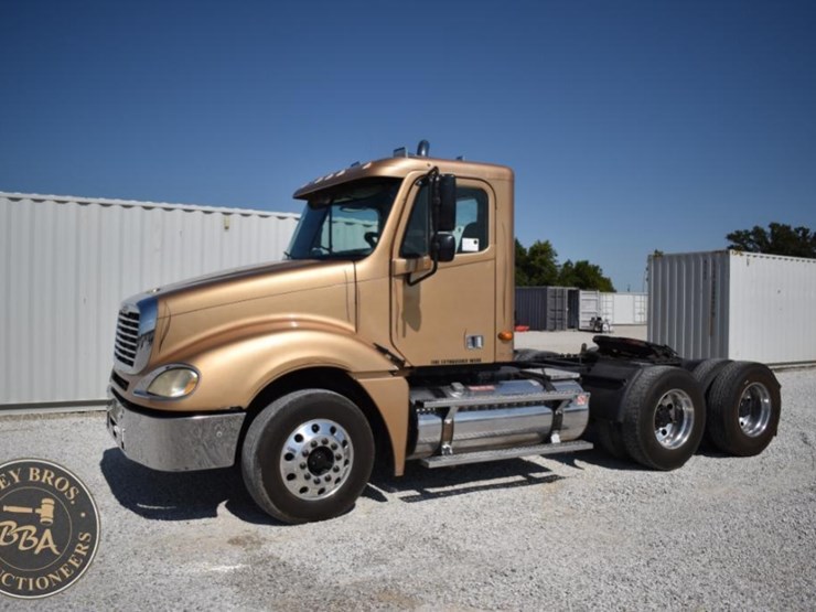 2003-freightliner-columbia-120-image-3