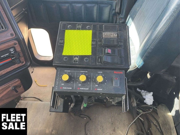 2001-freightliner-fld112-image-14