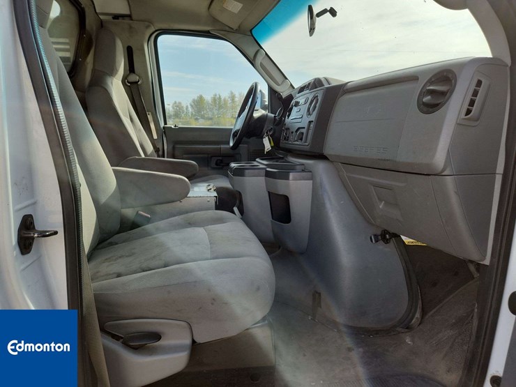 2012-ford-cargo-image-26