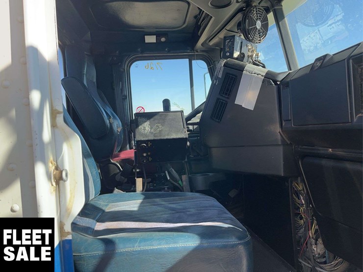 2002-freightliner-fld112-image-17