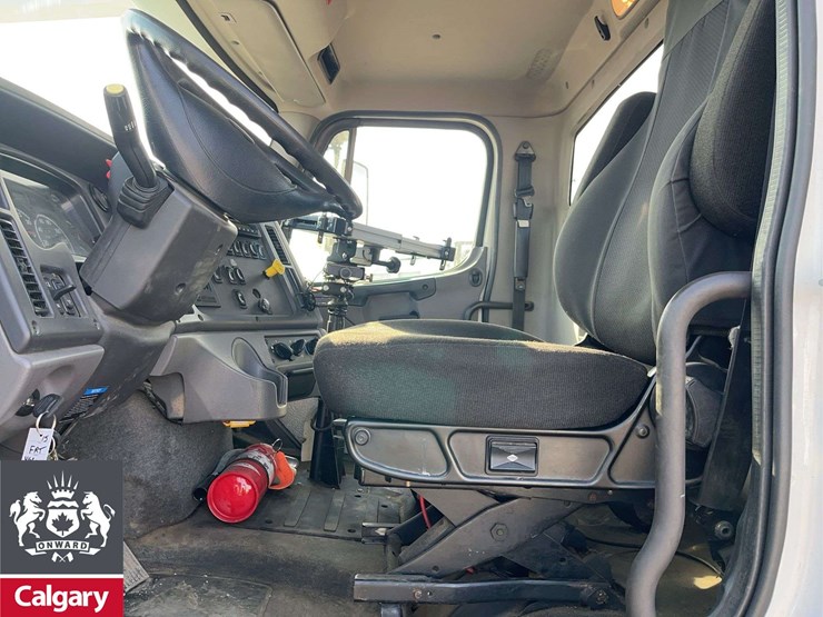 2015-freightliner-114sd-image-15
