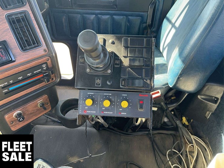 2002-freightliner-fld112-image-15