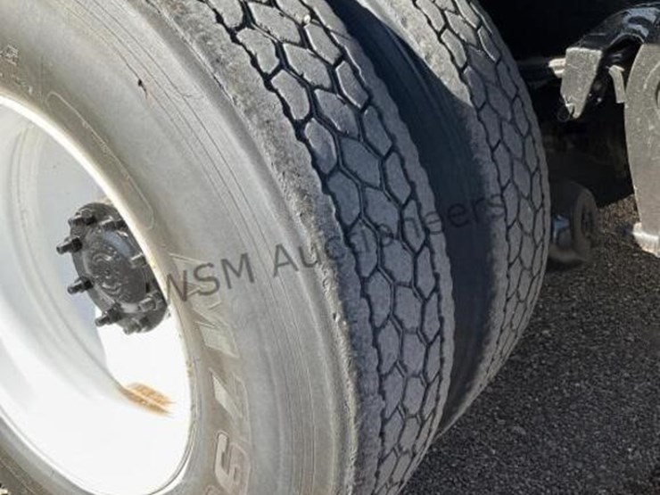 2003-freightliner-fl112-image-9