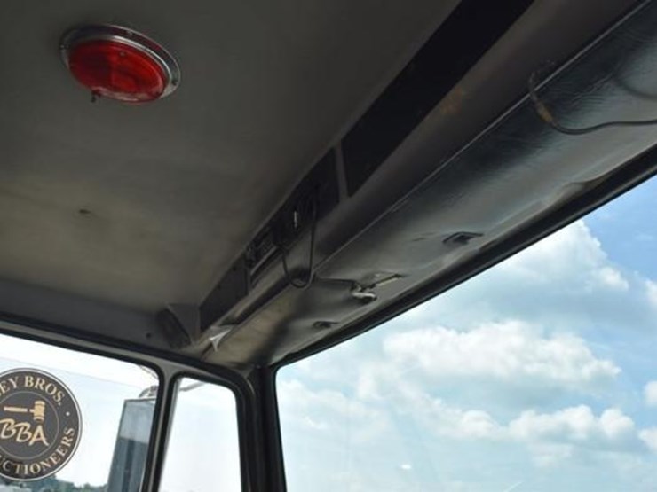 1999-freightliner-fl60-image-50