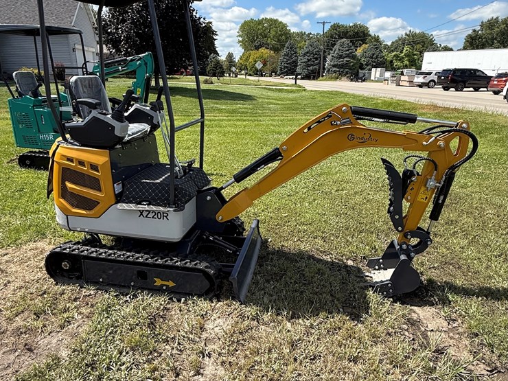 #609-•-2025-cfg-industrial-xz20r-hydraulic-track-type-mini-excavator-image-2