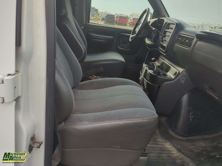 2001-chevrolet-express-3500-image-27