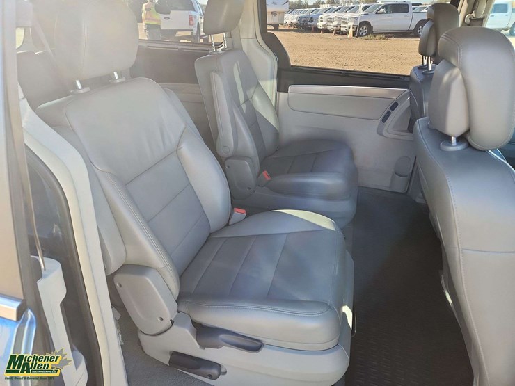 2011-volkswagen-routan-image-21