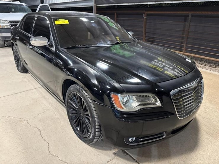 2011-chrysler-300-sdn-image-2