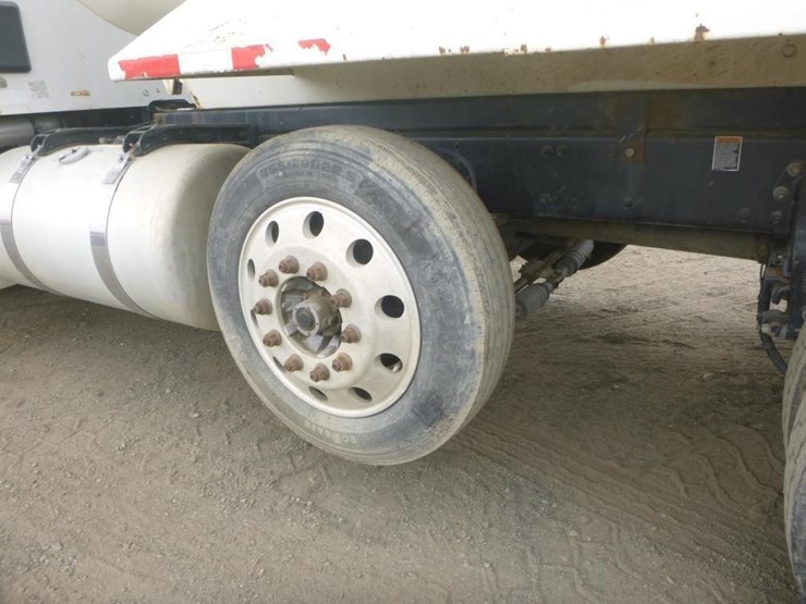 2019-peterbilt-567-image-26