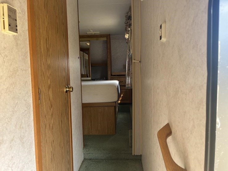 1995-king-of-the-road-knight-fifth-wheel-camper-image-5