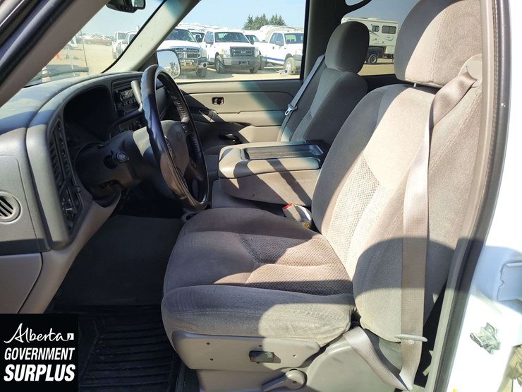 2006-chevrolet-suburban-image-15