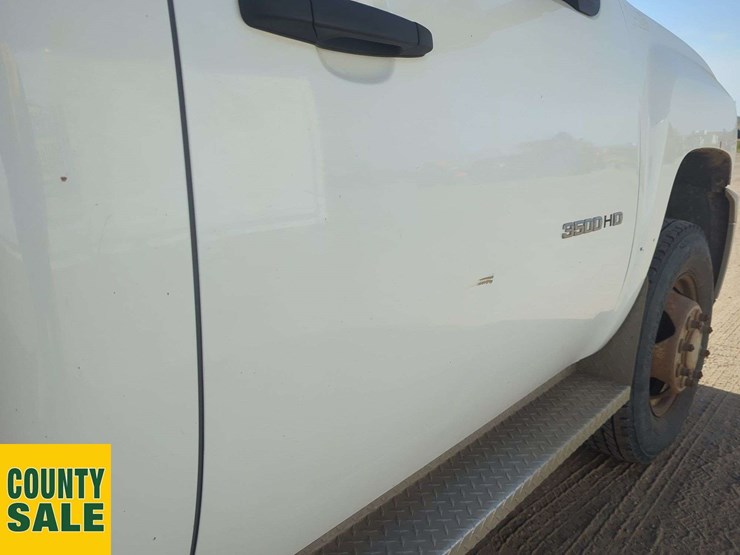 2012-chevrolet-silverado-3500hd-image-39