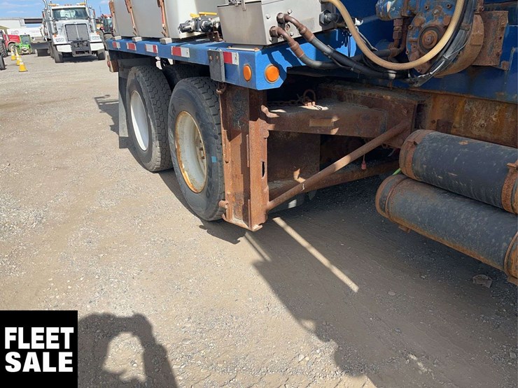 2001-freightliner-fld112-image-18