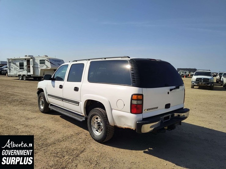 2006-chevrolet-suburban-image-3