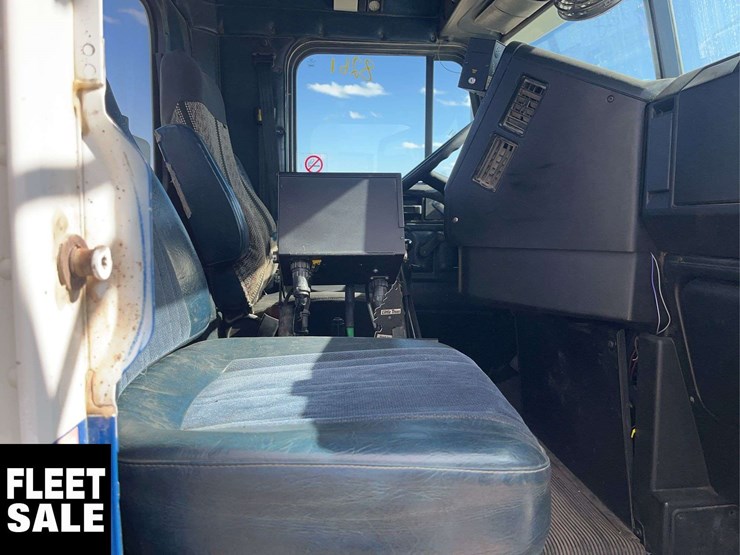 2001-freightliner-fld112-image-16