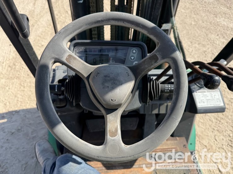 2012-mitsubishi-fgc30n-image-21