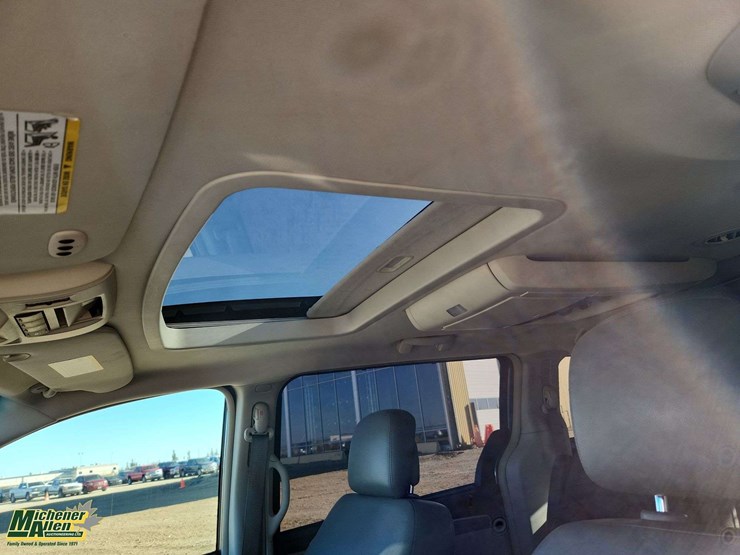 2011-volkswagen-routan-image-14