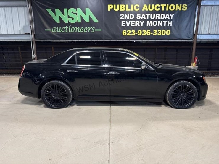 2011-chrysler-300-sdn-image-1