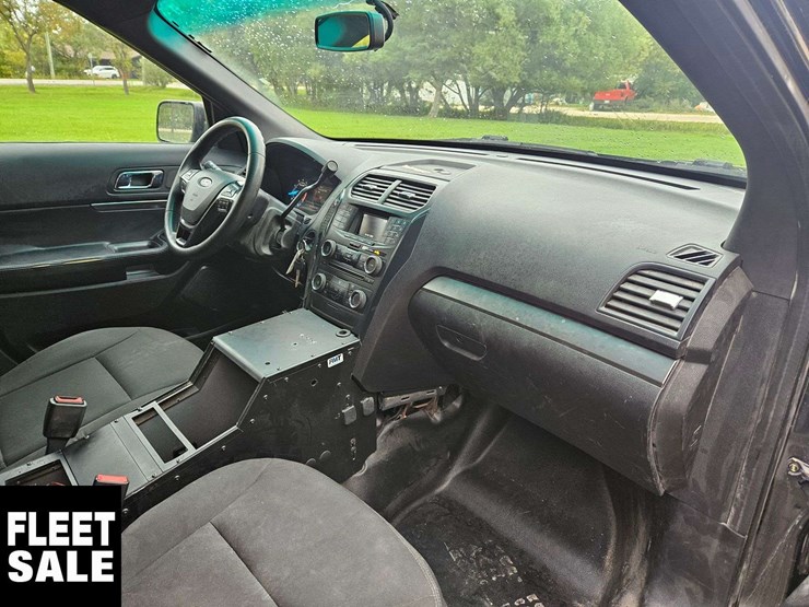 2016-ford-explorer-image-21