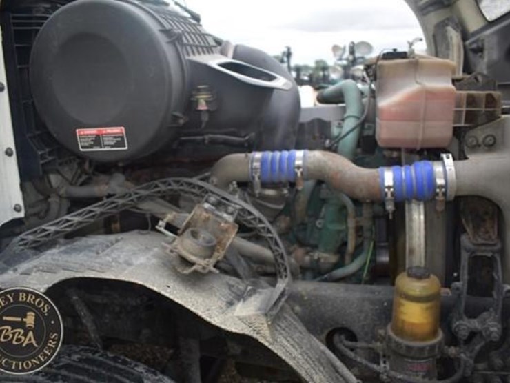 2014-volvo-vnl64t670-image-43